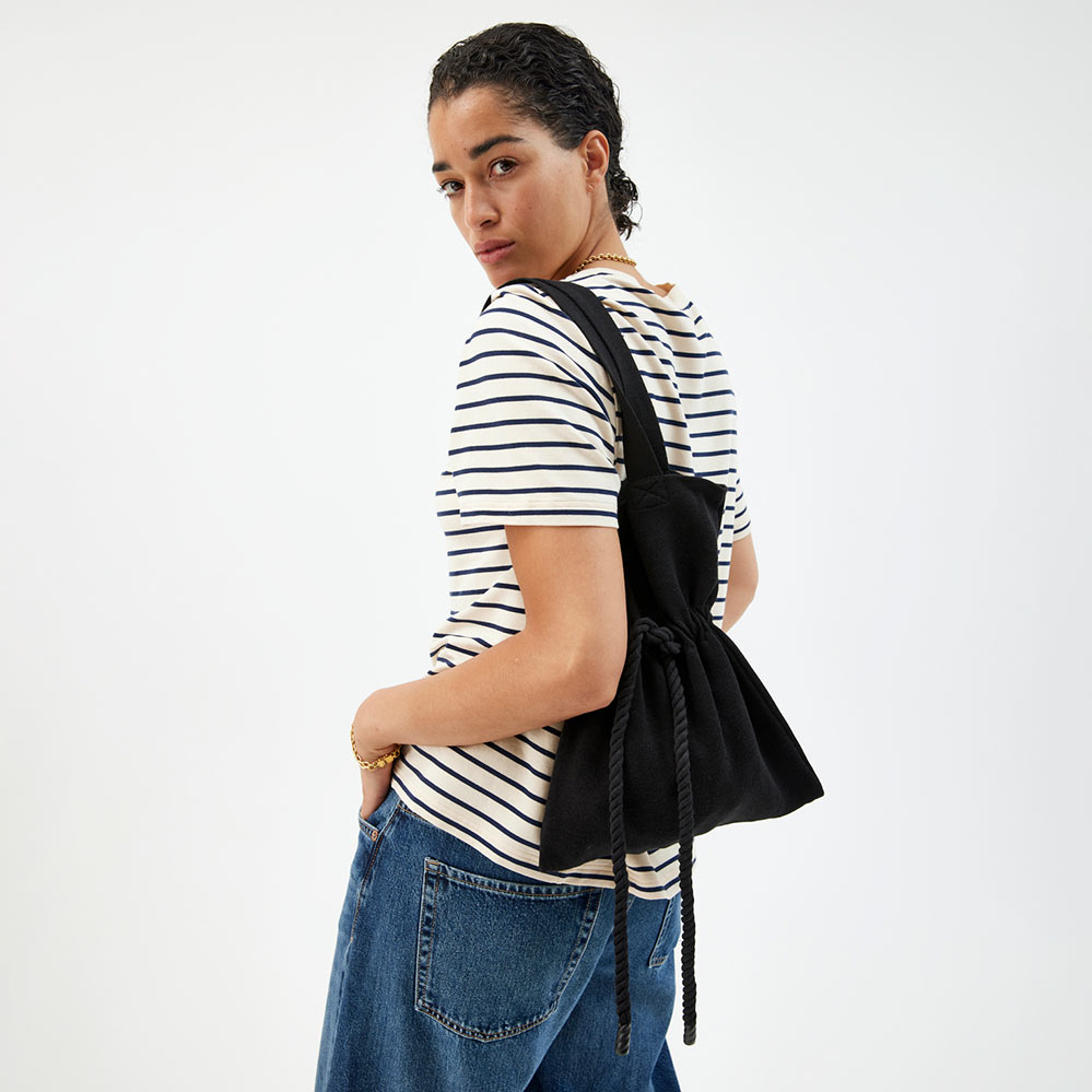 Dame med svart tote bag over skulderen