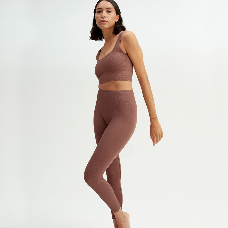 modell bär beige rib tights med beige sport-bh i rib