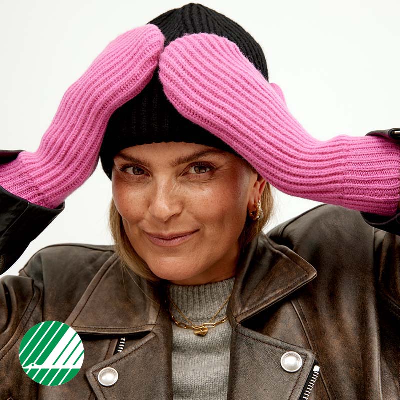Janka Polliani i stilfulle rosa votter i 100% merinoull